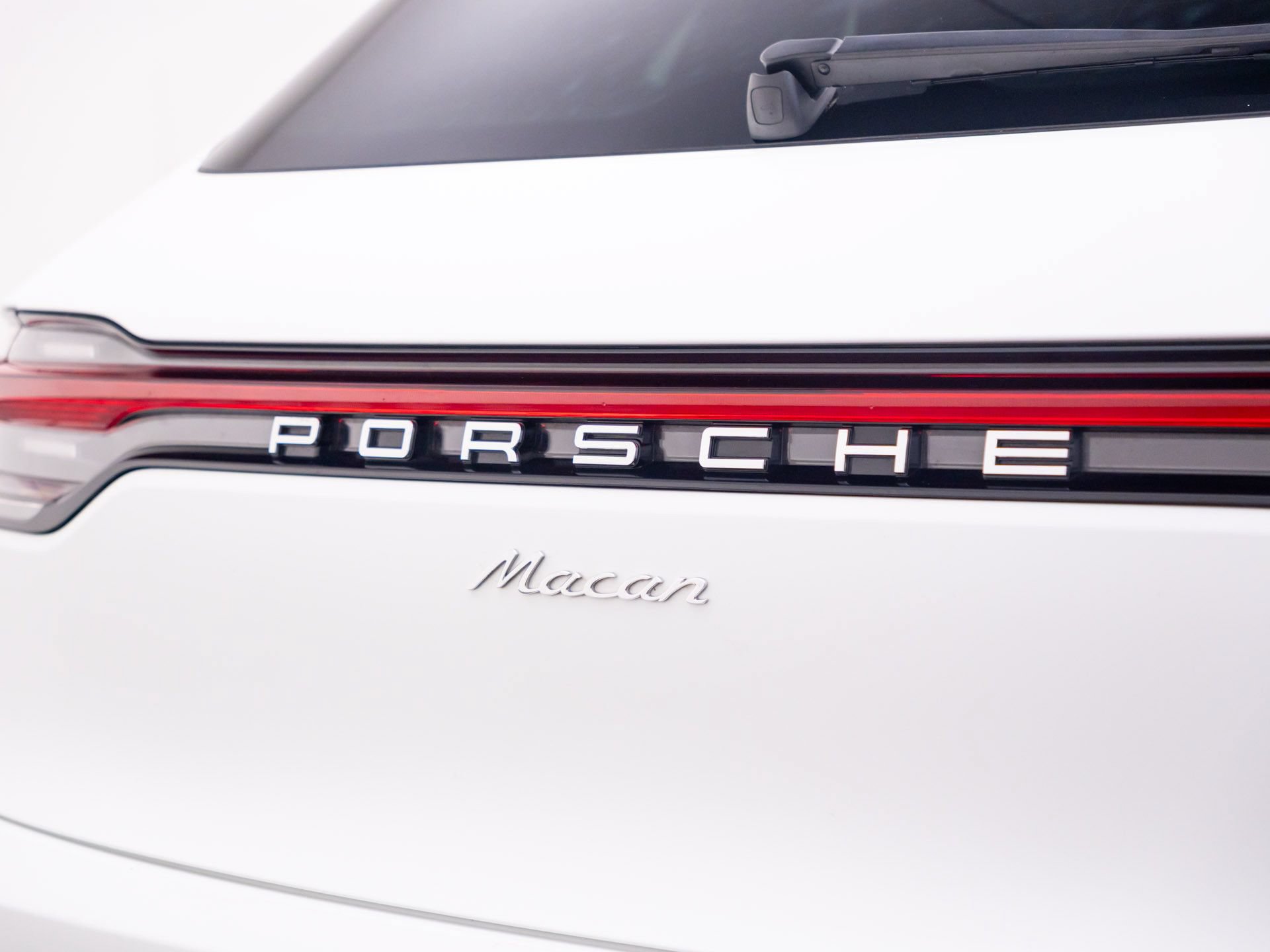 Certified 2024 Porsche Macan w/ Premium Plus Package AWD/4WD image 37