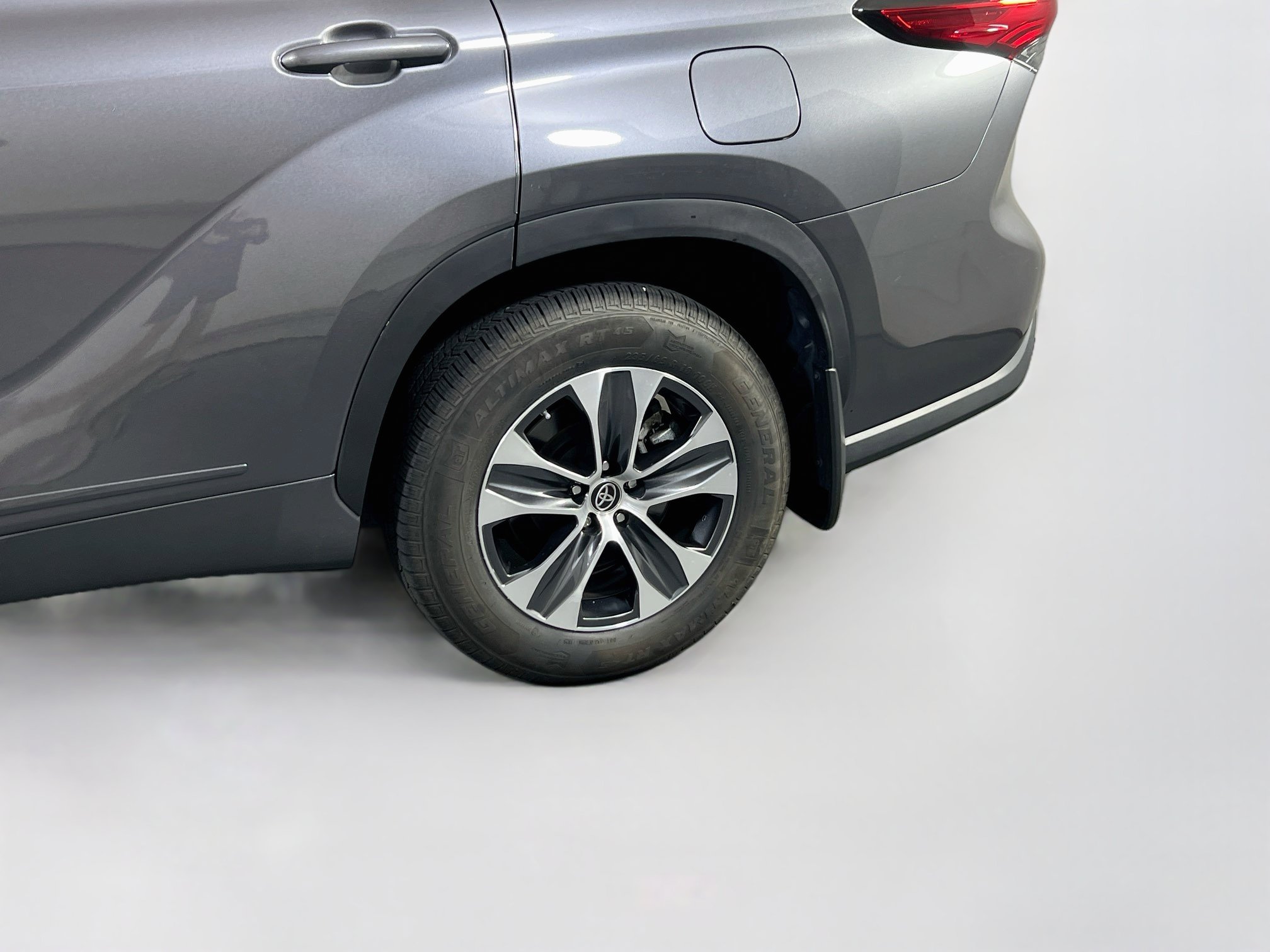 Used 2023 Toyota Highlander XLE AWD/4WD image 32