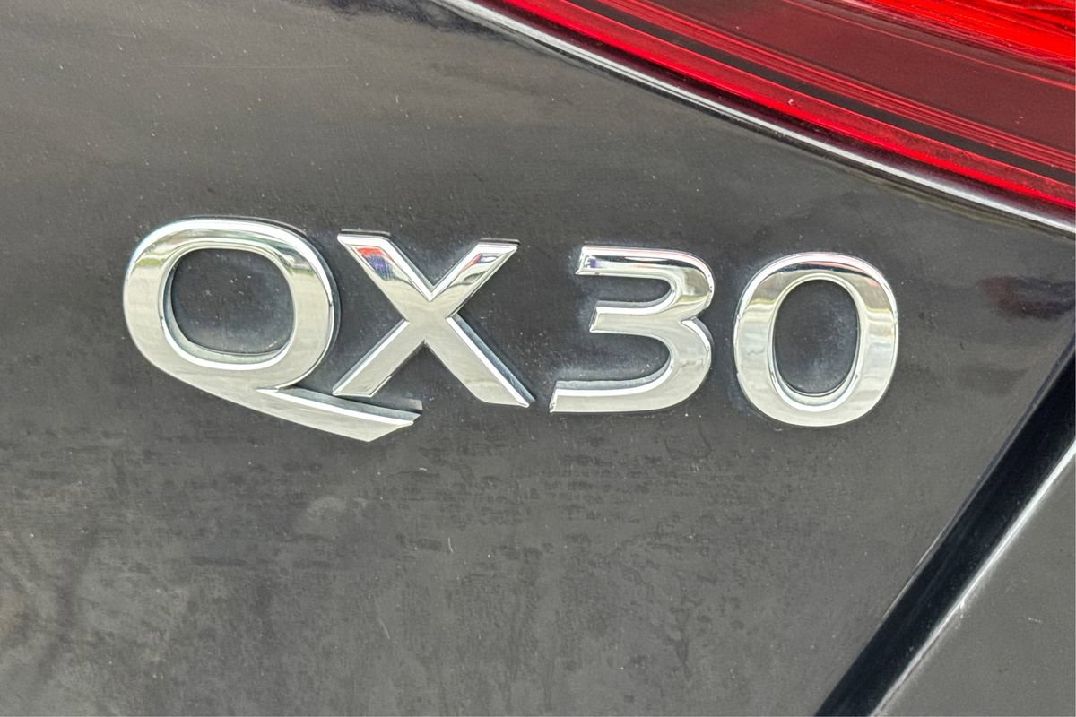 Used 2017 INFINITI QX30 Premium w/ Technology Package image 26