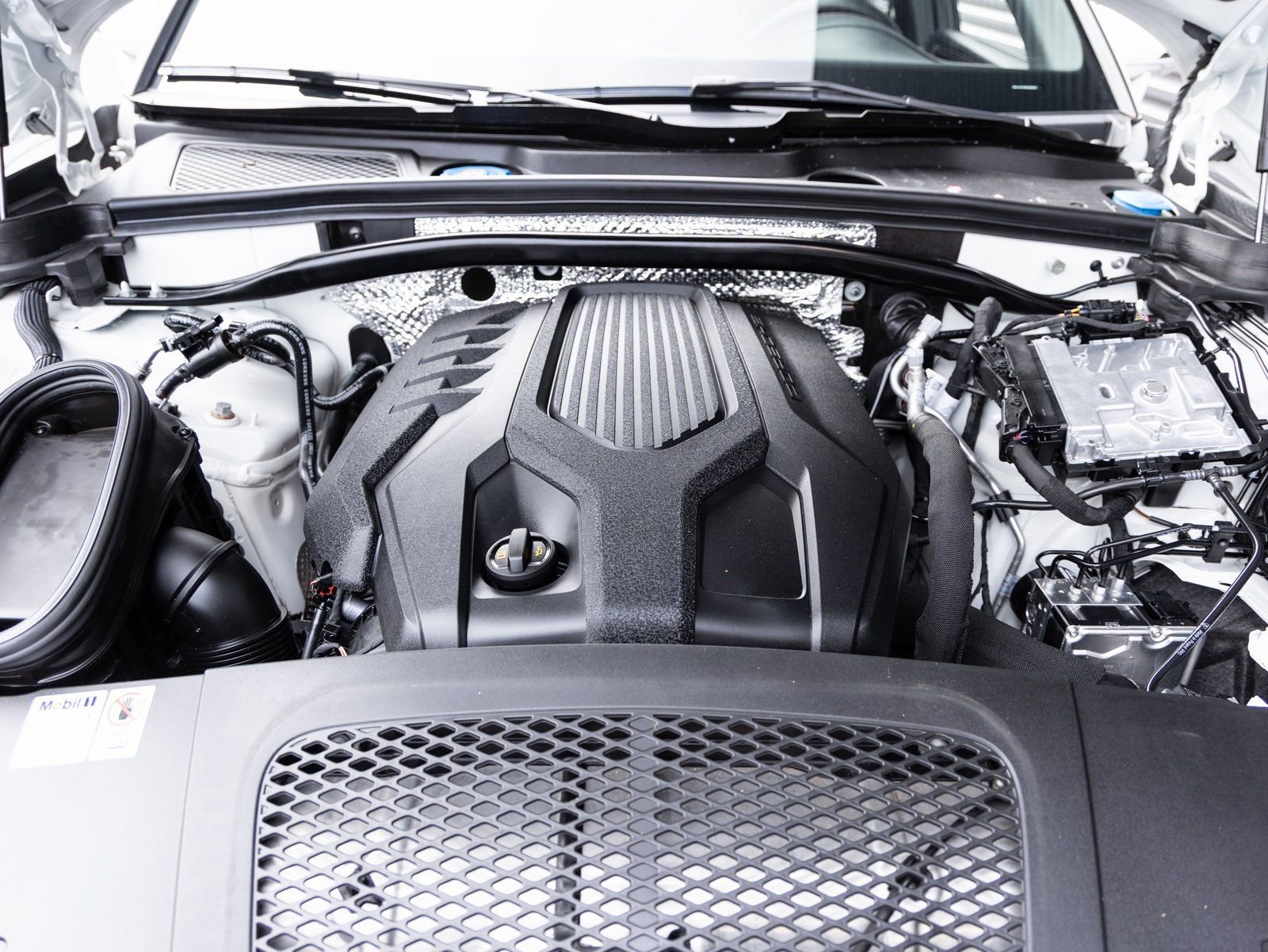 Certified 2024 Porsche Macan image 36