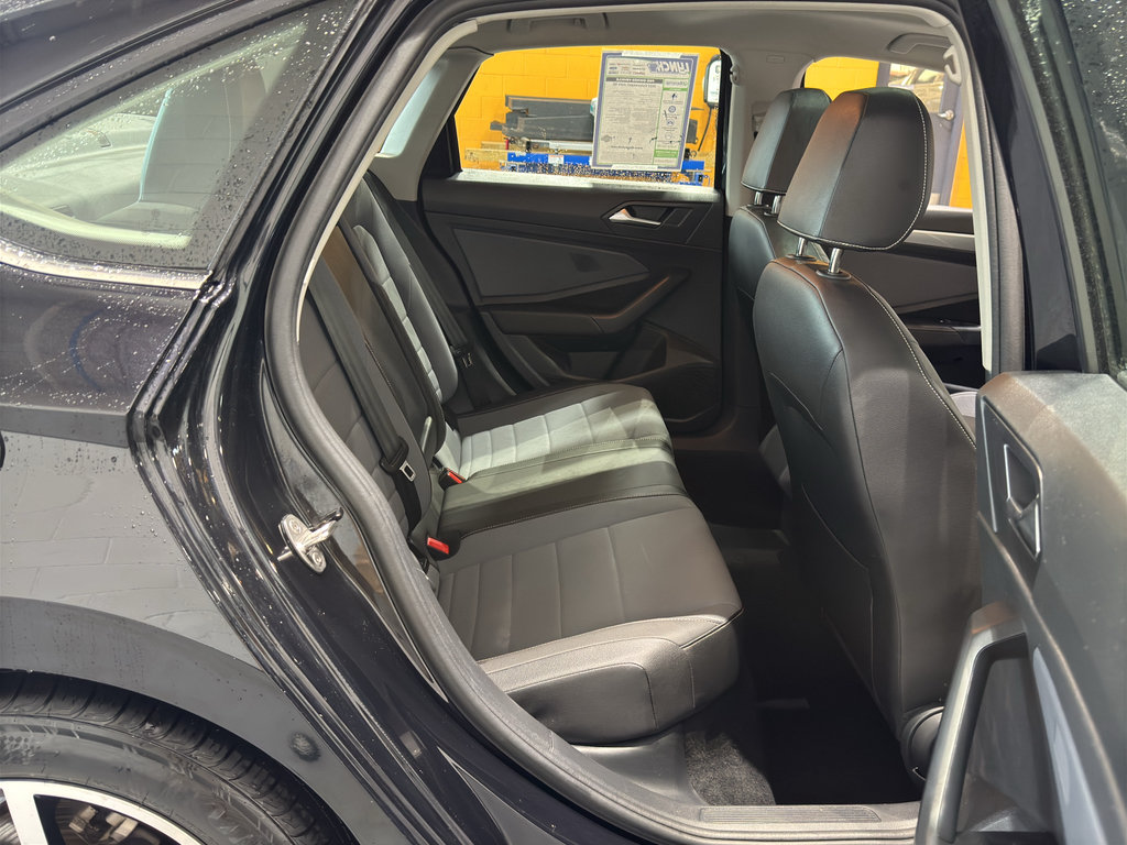 Used 2025 Volkswagen Jetta SE FWD image 19