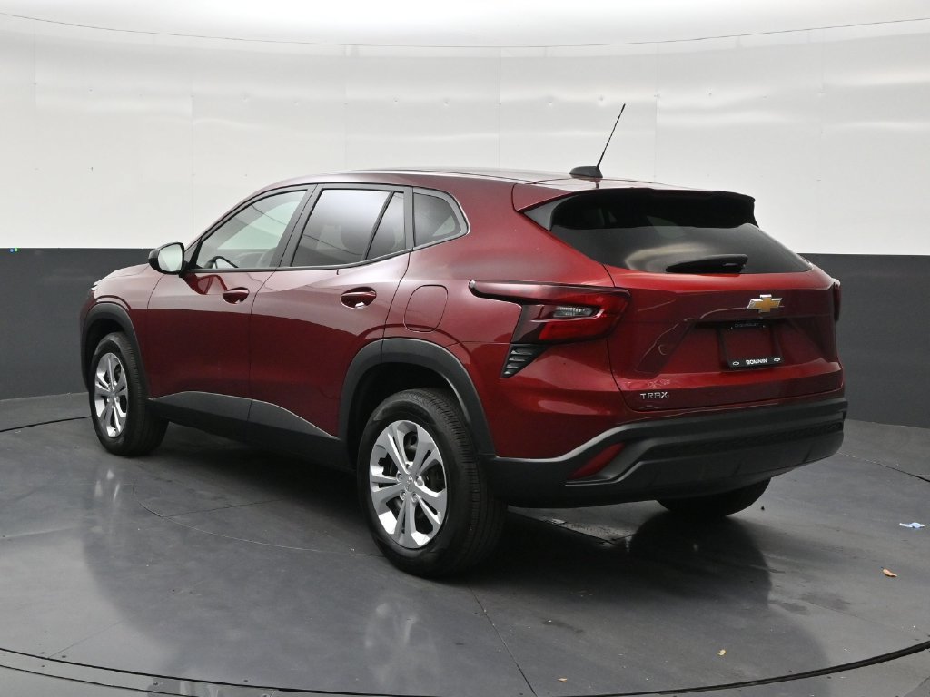 Used 2025 Chevrolet Trax LS FWD image 3