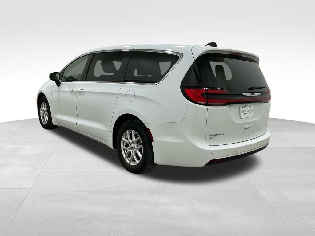 Used 2023 Chrysler Pacifica Touring-L image 3