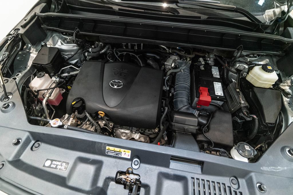 Used 2020 Toyota Highlander XLE AWD/4WD image 39