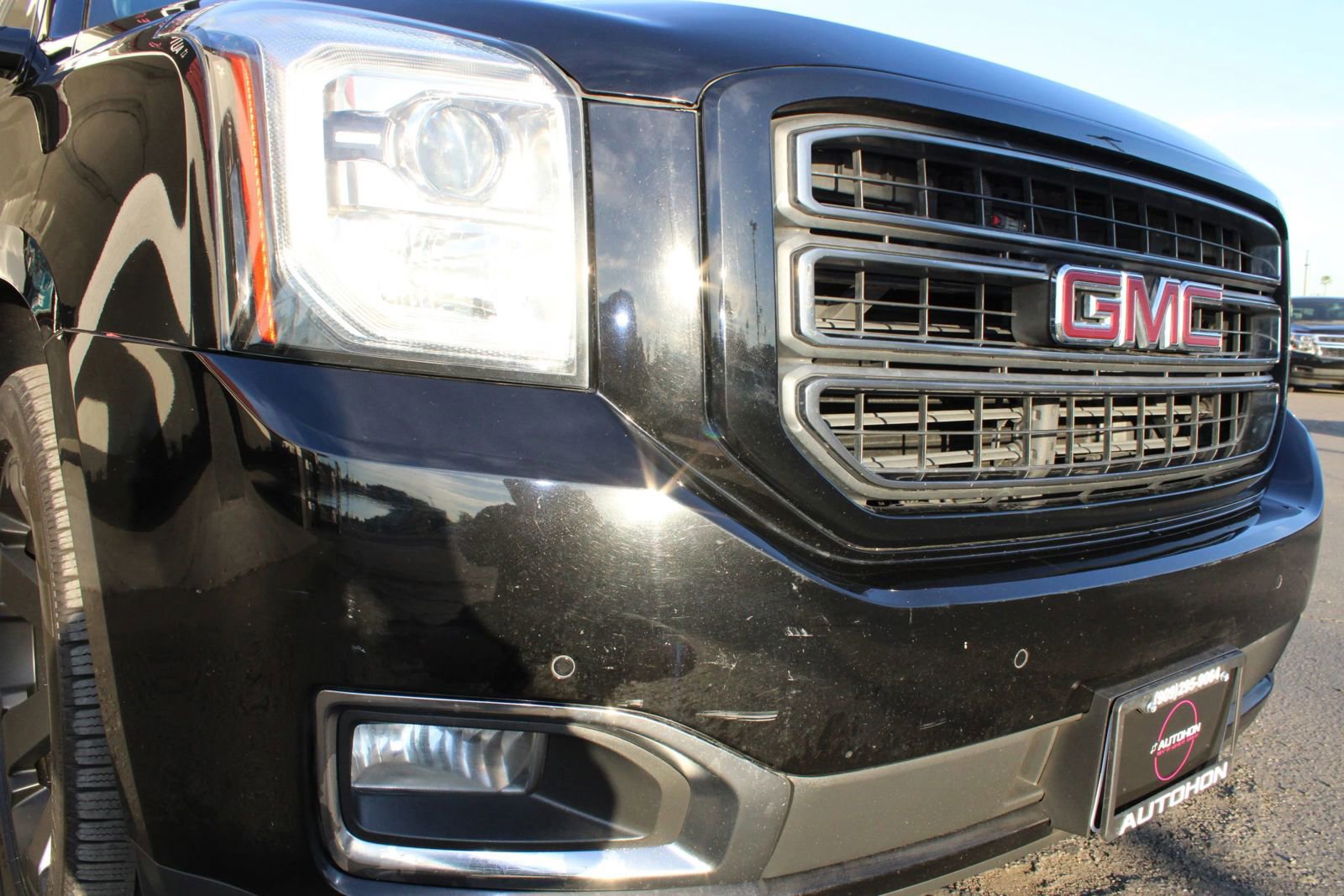 Used 2019 GMC Yukon XL SLT w/ Graphite Performance Edition image 4