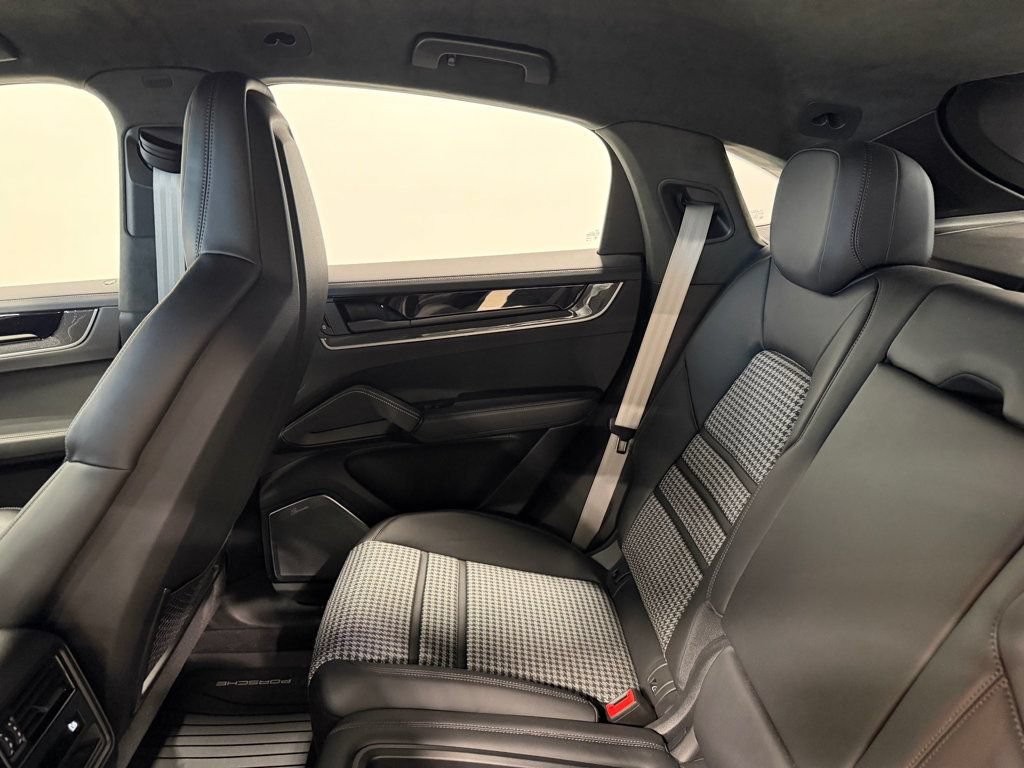Used 2025 Porsche Cayenne Turbo AWD/4WD image 35