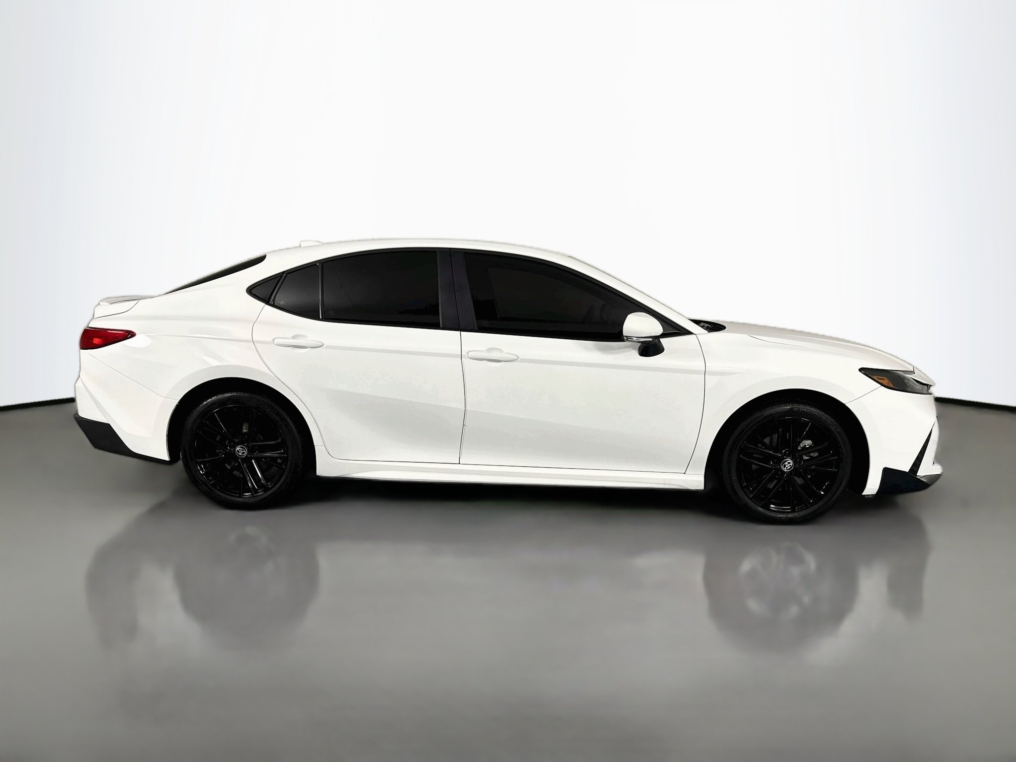 Used 2025 Toyota Camry SE AWD/4WD image 4