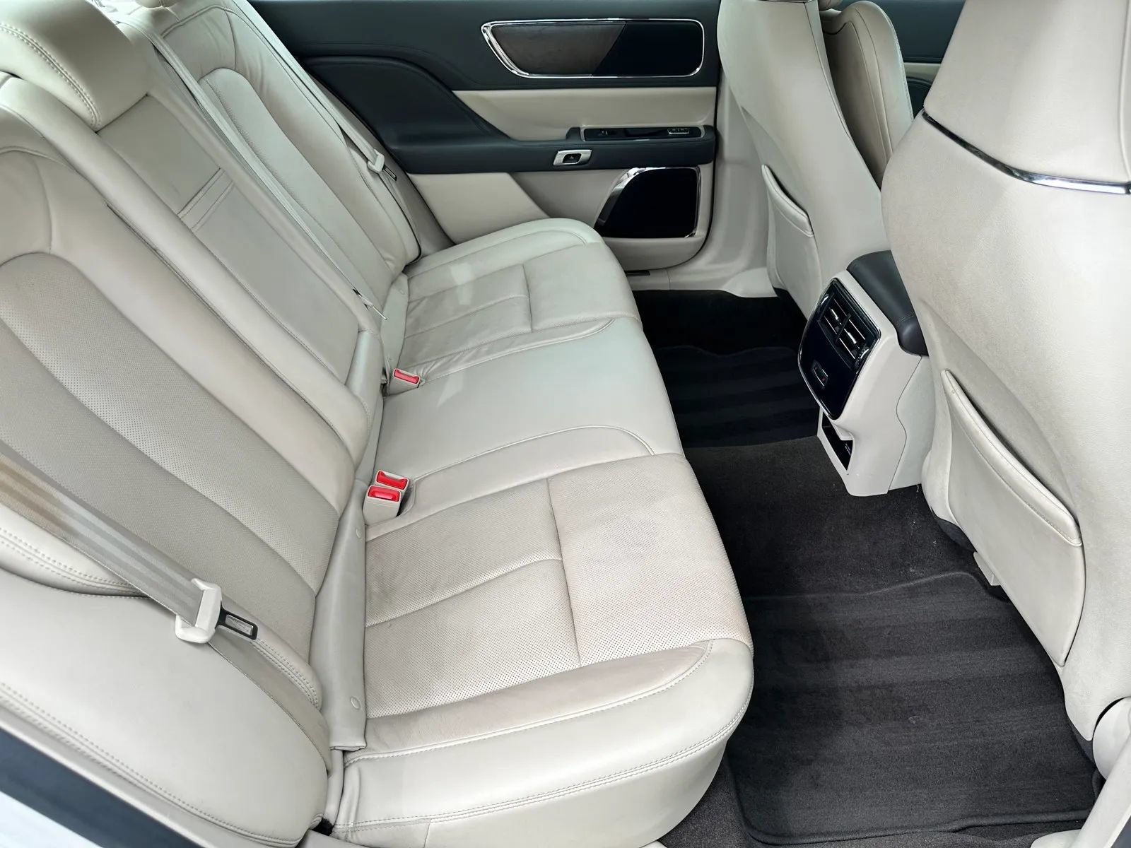 Used 2019 Lincoln Continental Select w/ Continental Climate Package FWD image 16
