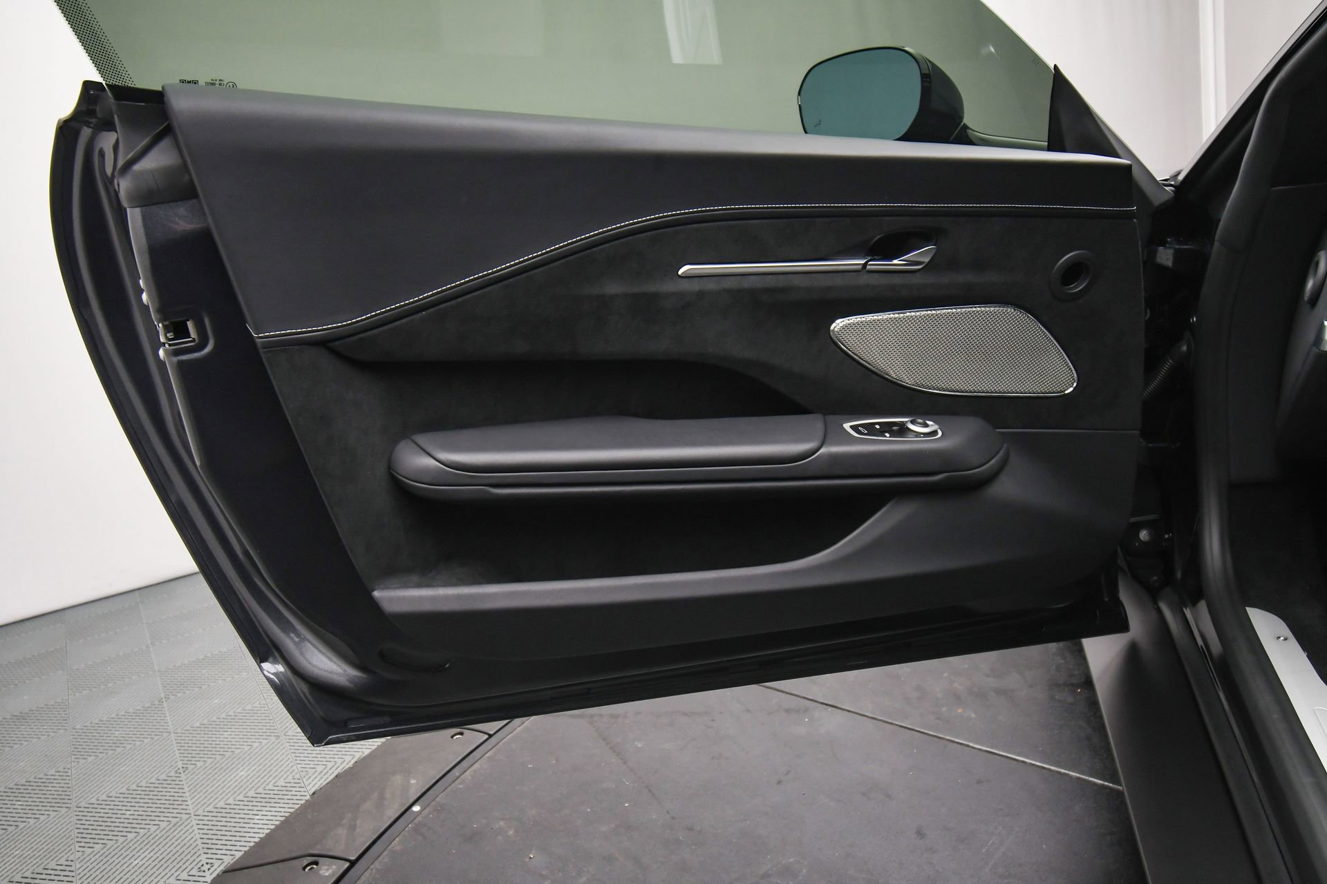 Used 2025 Aston Martin V8 Vantage Coupe image 41