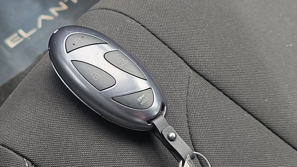 Certified 2025 Hyundai Elantra Sport FWD image 9