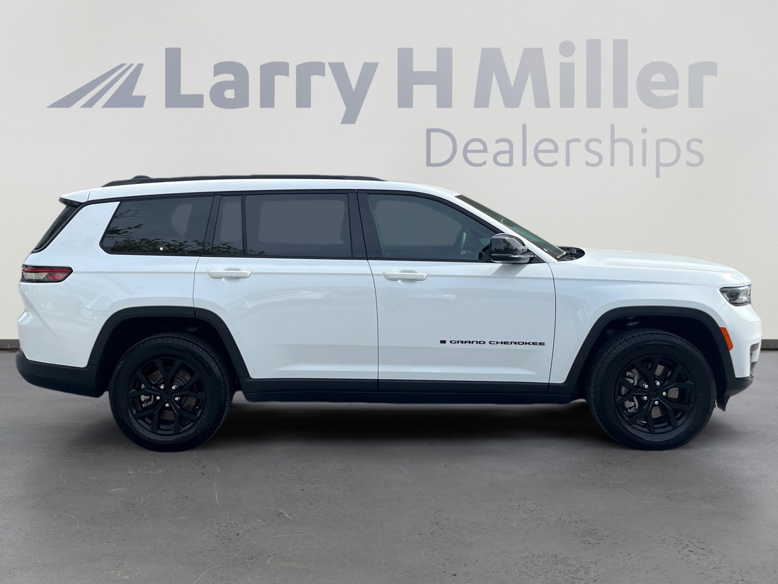 Used 2025 Jeep Grand Cherokee L Laredo image 6