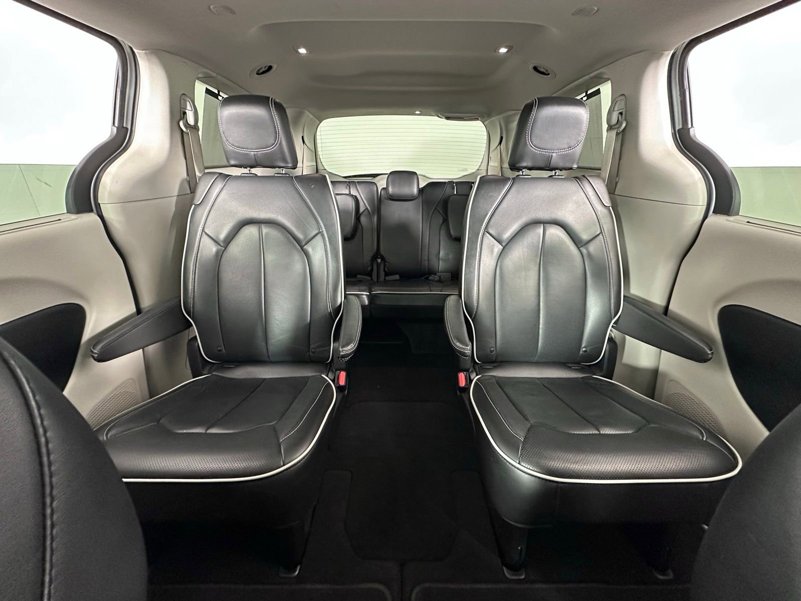 Used 2024 Chrysler Pacifica Limited image 4