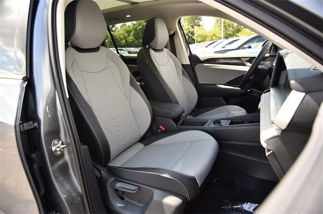 New 2025 Volkswagen Tiguan SE image 19