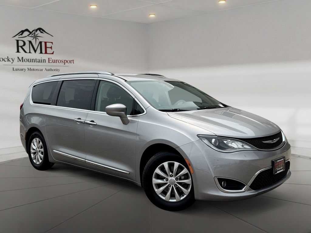Used 2018 Chrysler Pacifica Touring-L FWD image 1