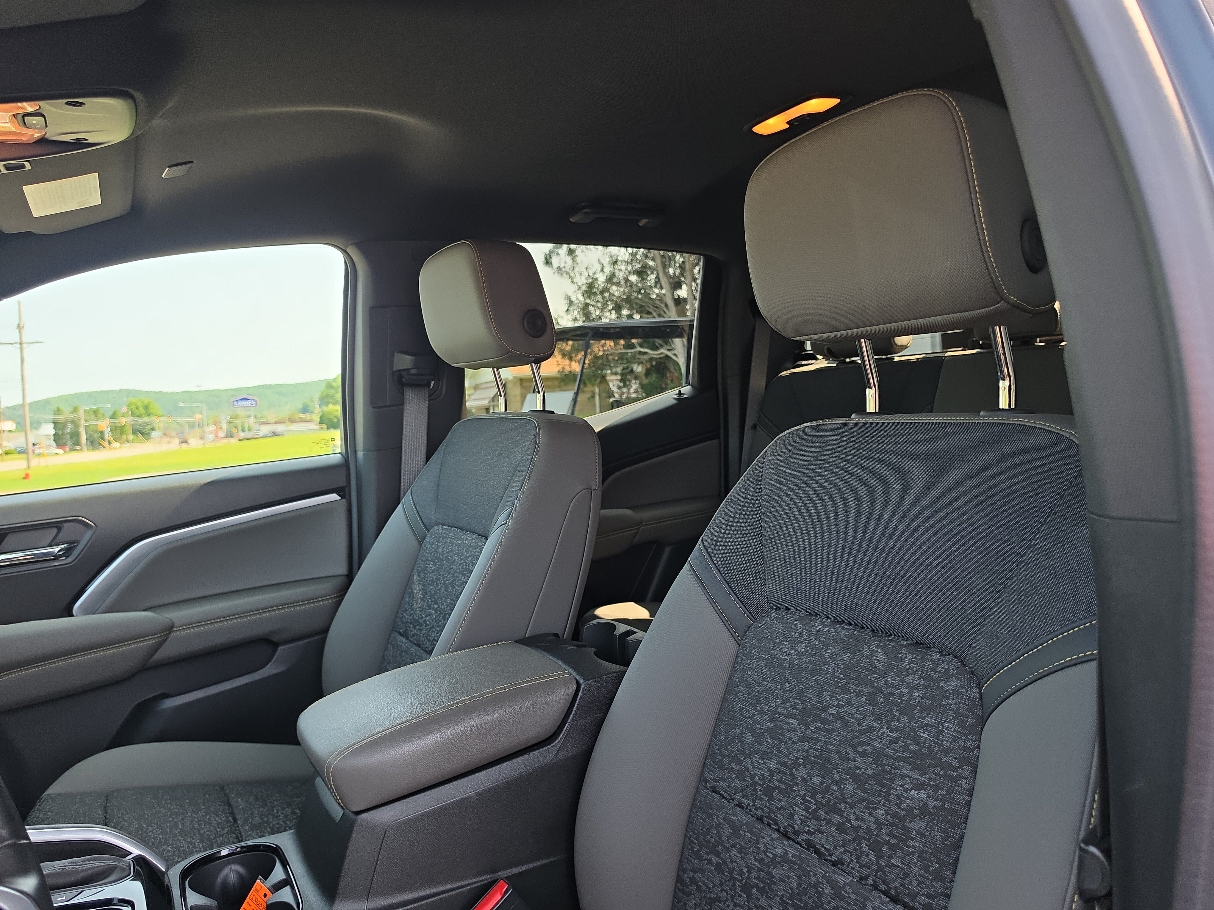Used 2024 Chevrolet Colorado ZR2 w/ Technology Package AWD/4WD image 12