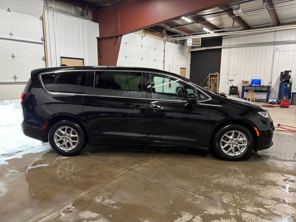 Used 2025 Chrysler Pacifica Select image 2