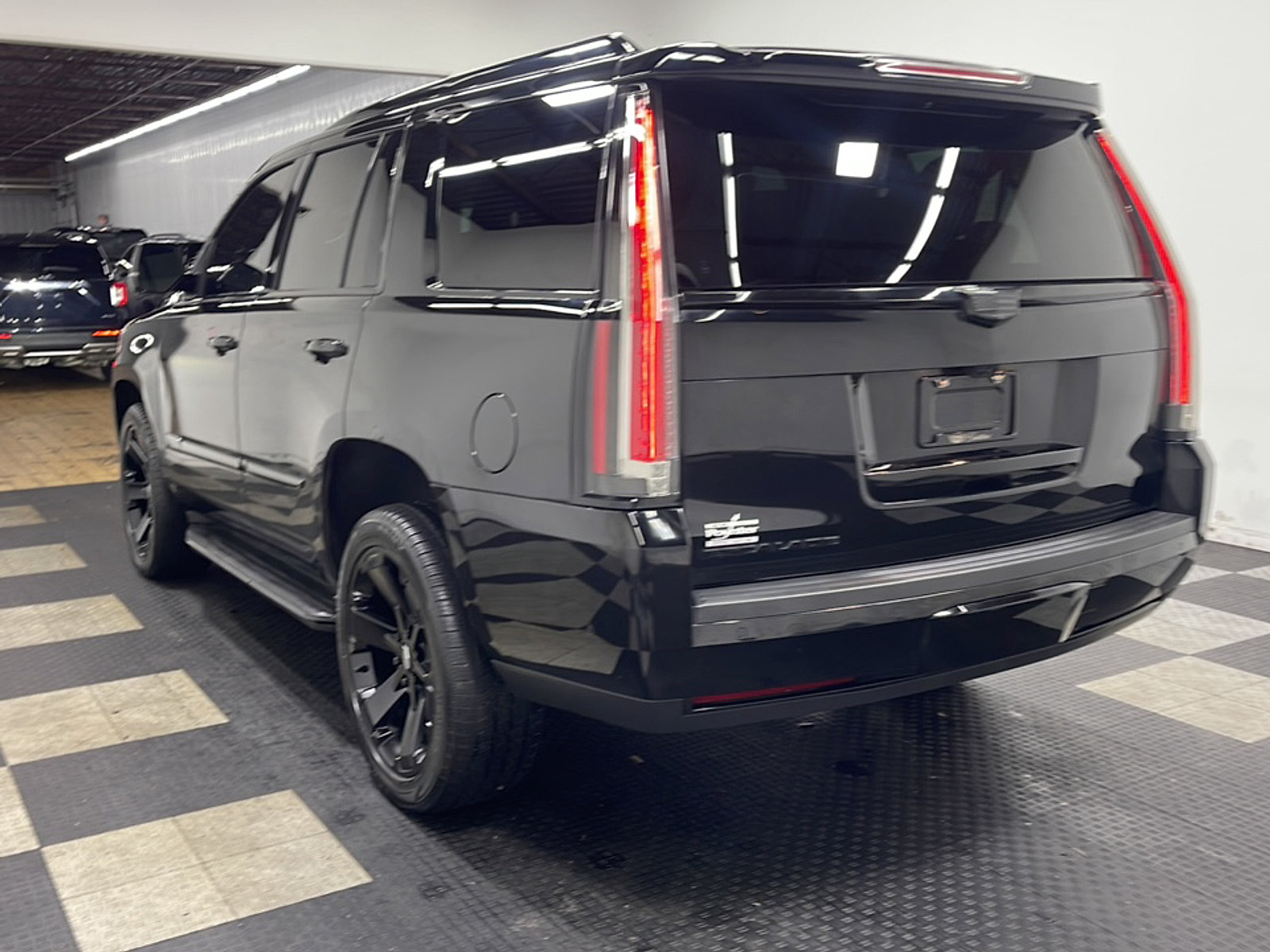Used 2020 Cadillac Escalade Luxury w/ Escalade Sport Edition AWD/4WD image 16