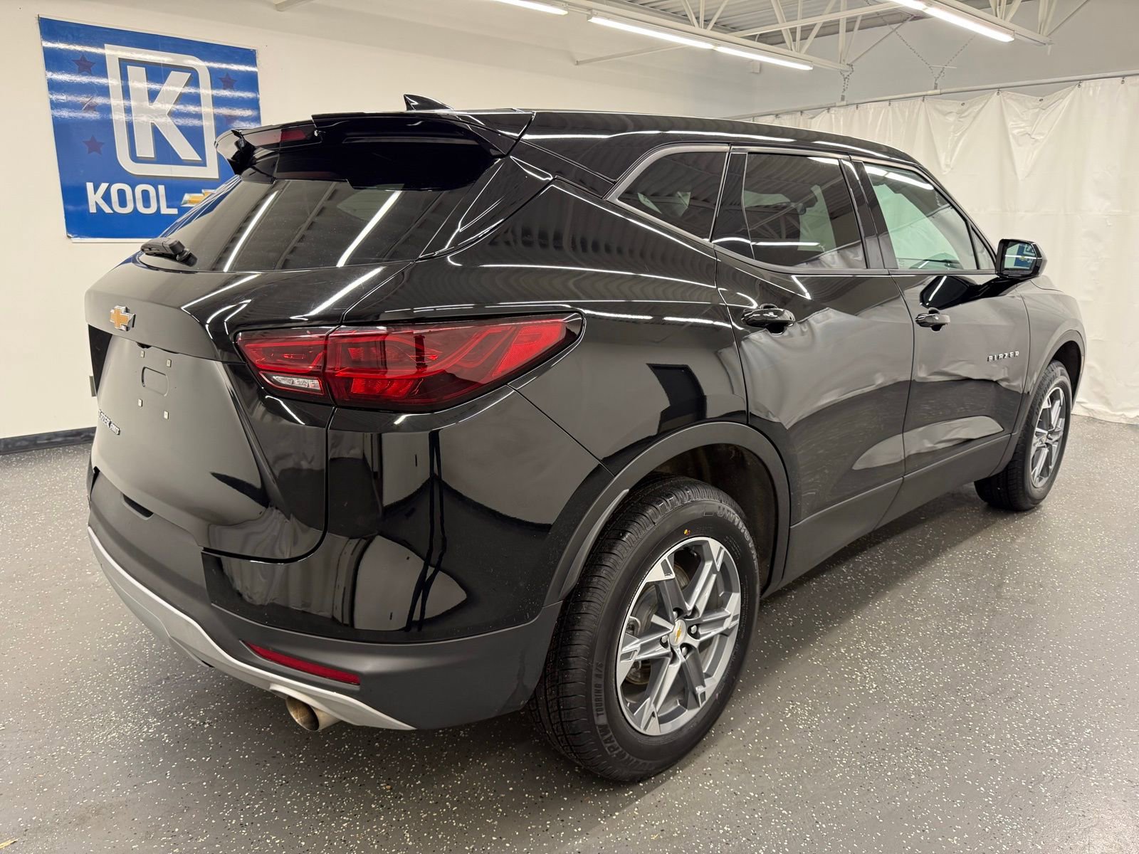 Used 2025 Chevrolet Blazer LT AWD/4WD image 2