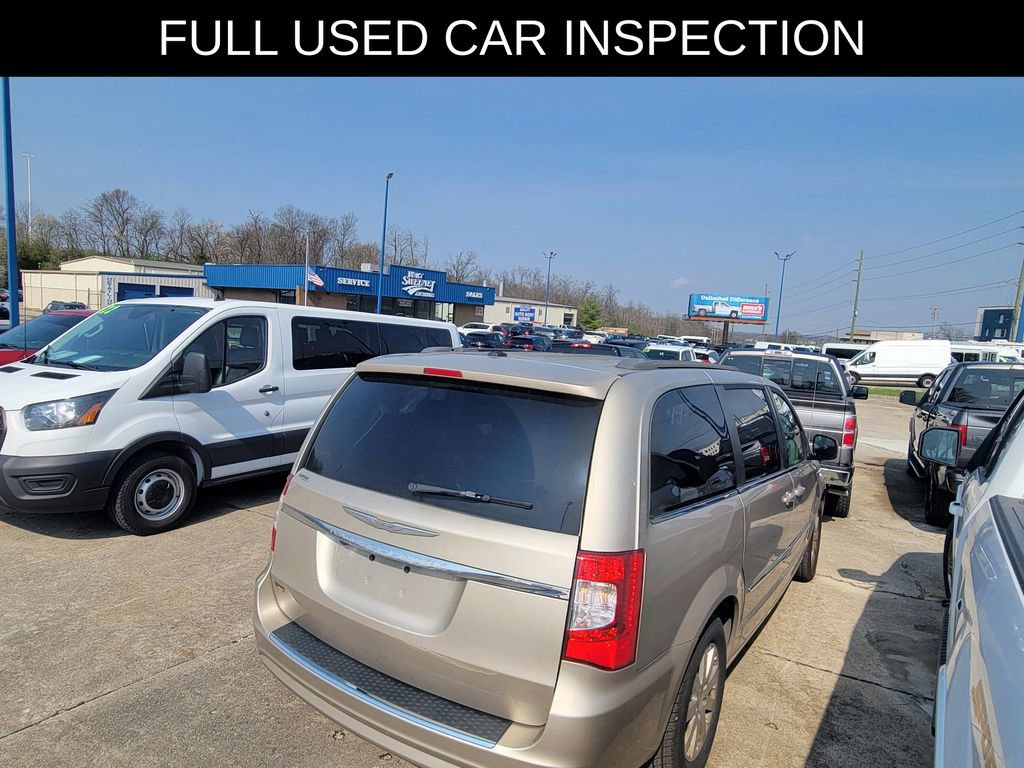 Used 2016 Chrysler Town & Country Touring image 3