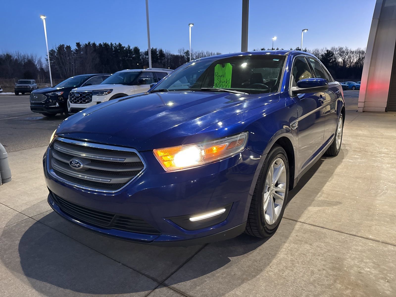 Used 2014 Ford Taurus SEL image 3