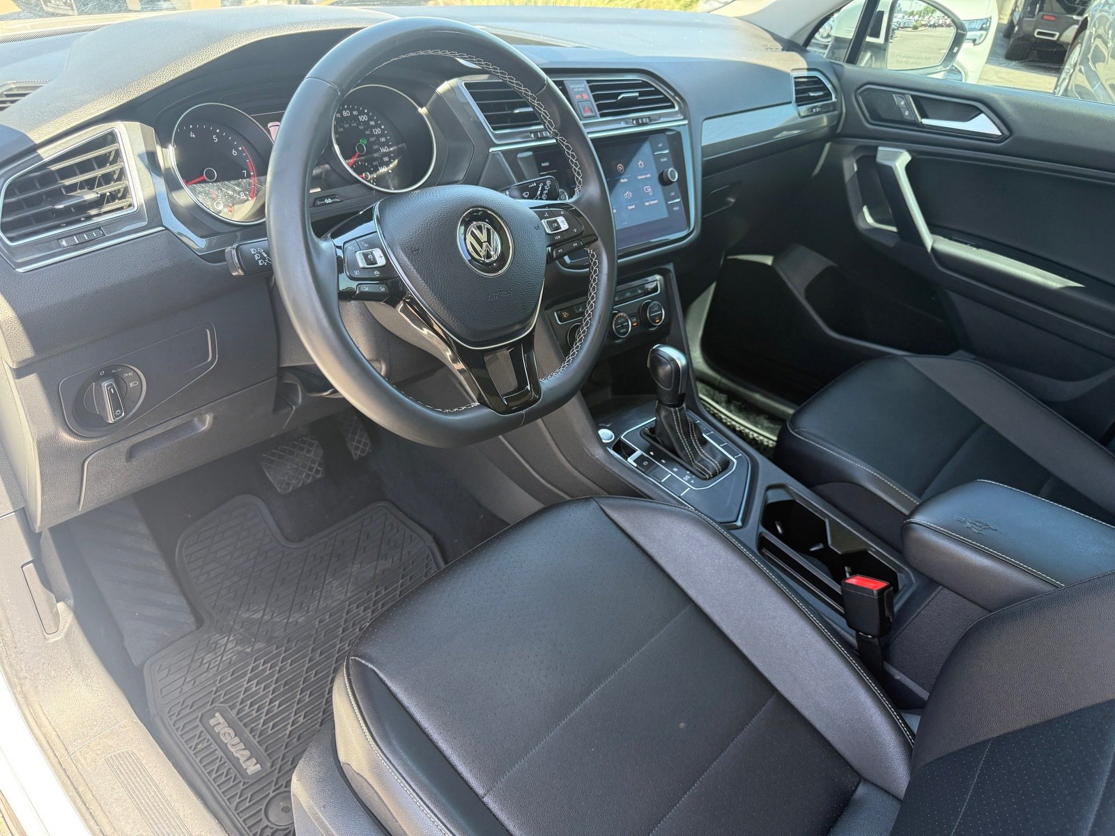 Used 2021 Volkswagen Tiguan SE w/ Panoramic Sunroof Package FWD image 12