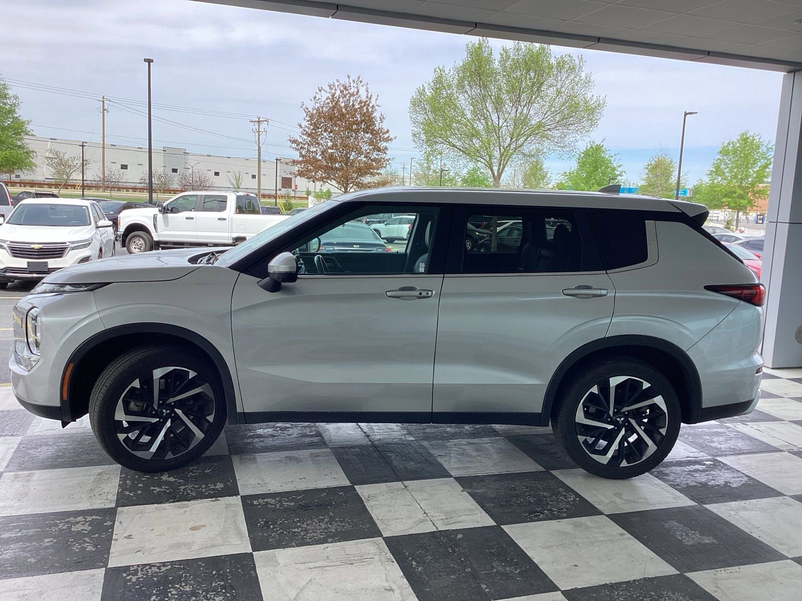 Used 2024 Mitsubishi Outlander SE Black Edition image 6