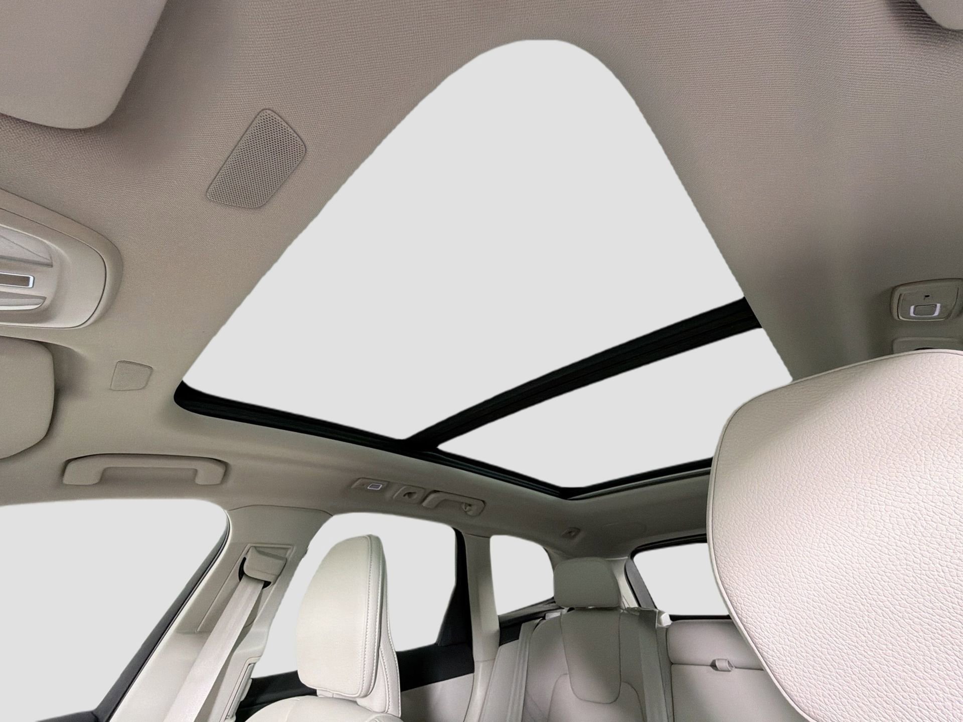Certified 2023 Volvo XC60 B5 Plus w/ Protection Package Premier FWD image 23