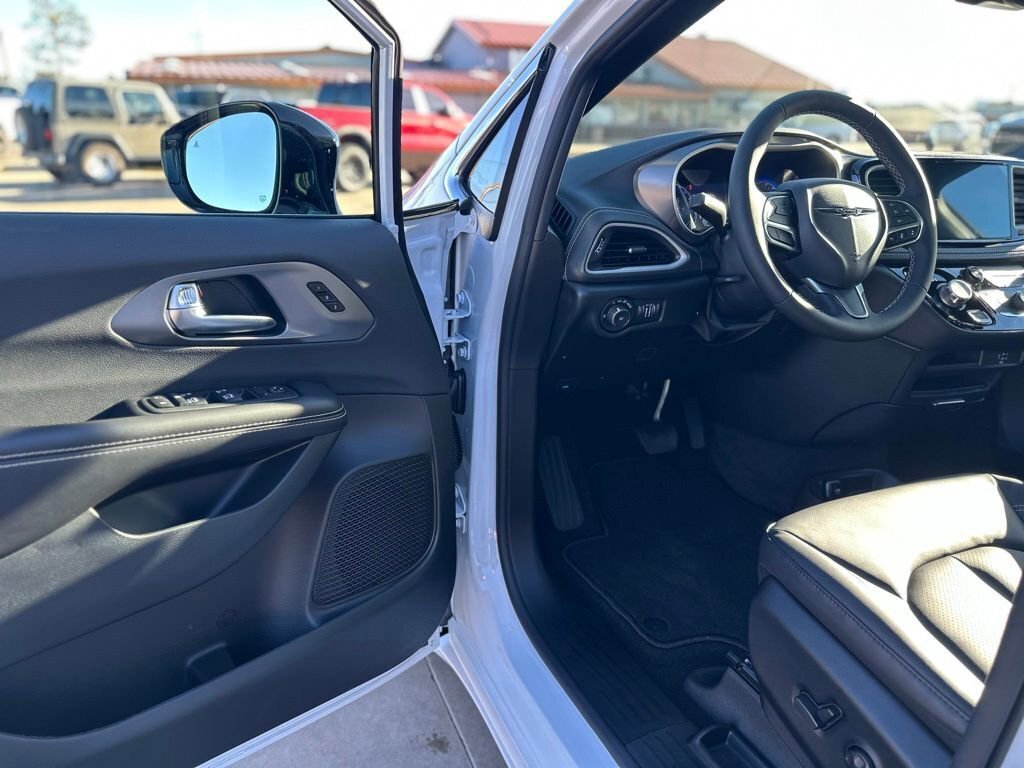 New 2026 Chrysler Pacifica Select image 13