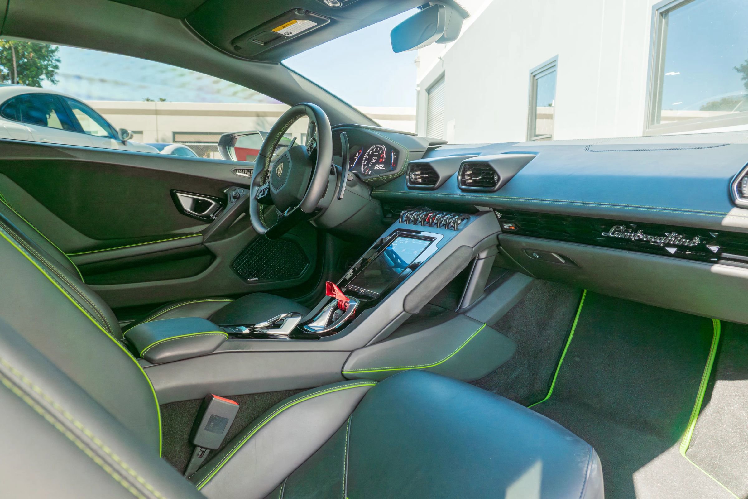 Used 2020 Lamborghini Huracan EVO image 12