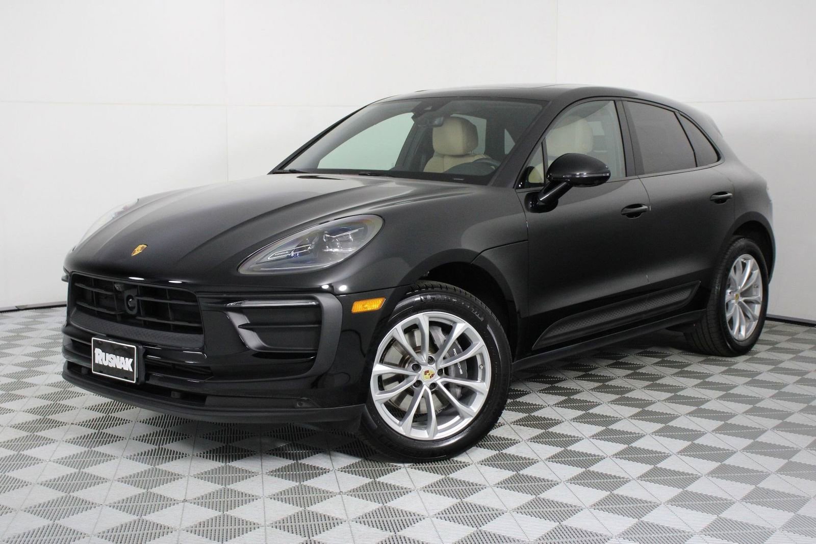 Certified 2025 Porsche Macan AWD/4WD image 35