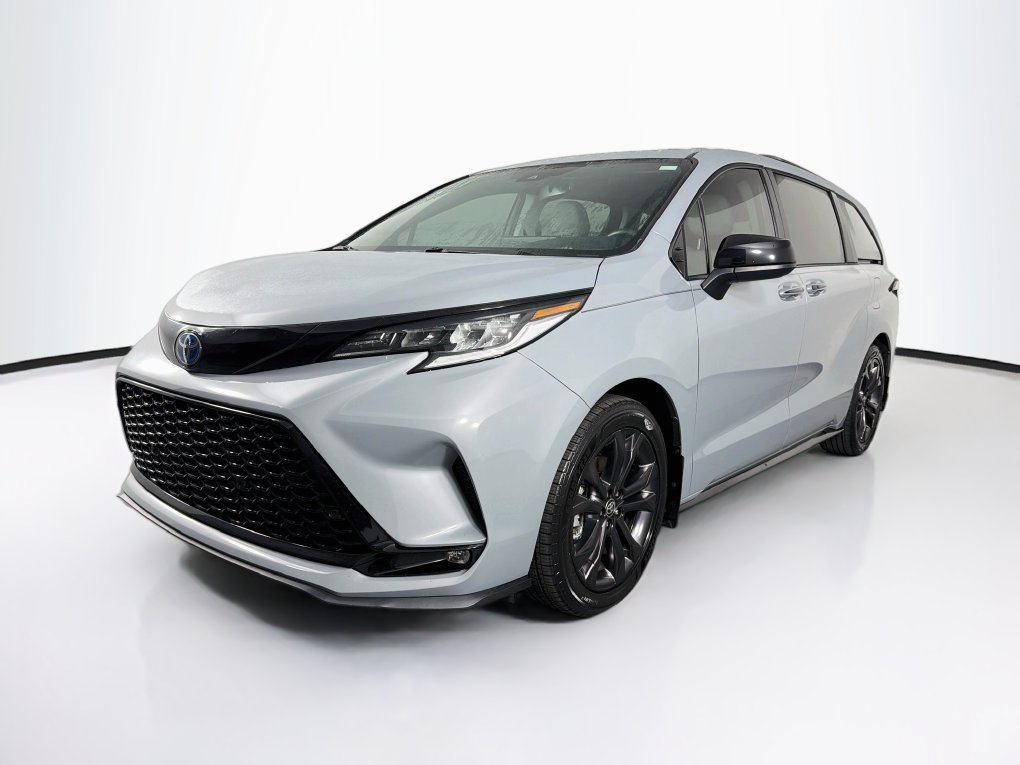 Used 2025 Toyota Sienna XSE w/ XSE Plus Package FWD image 3