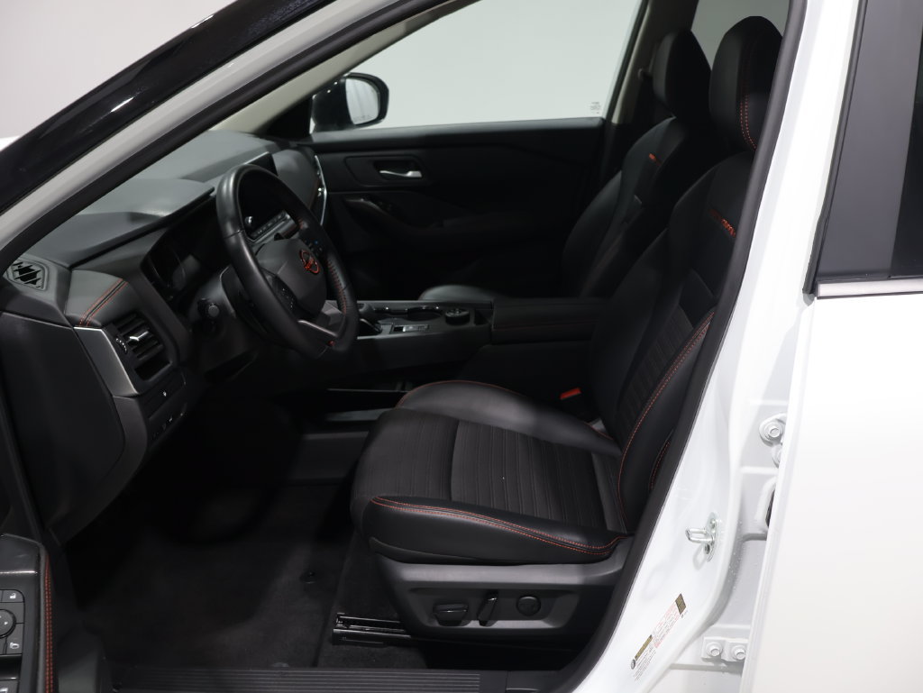 Used 2025 Nissan Rogue SV AWD/4WD image 11