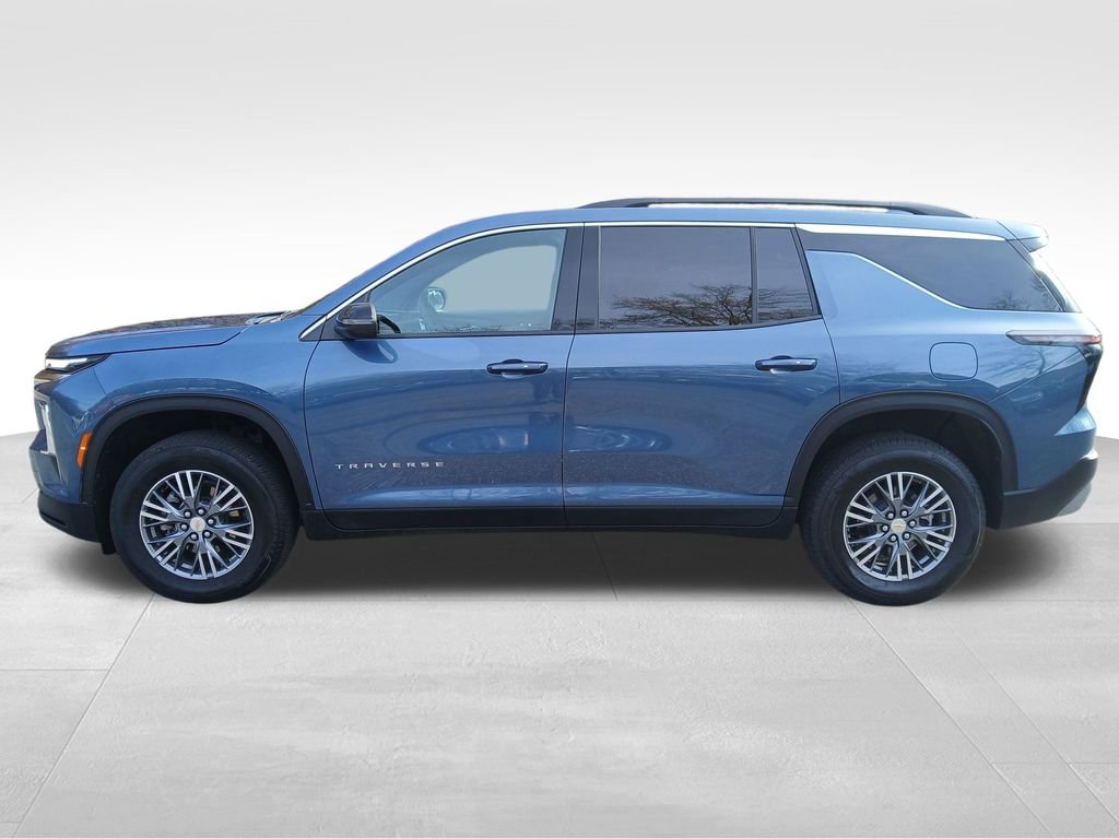 Used 2025 Chevrolet Traverse LT image 2
