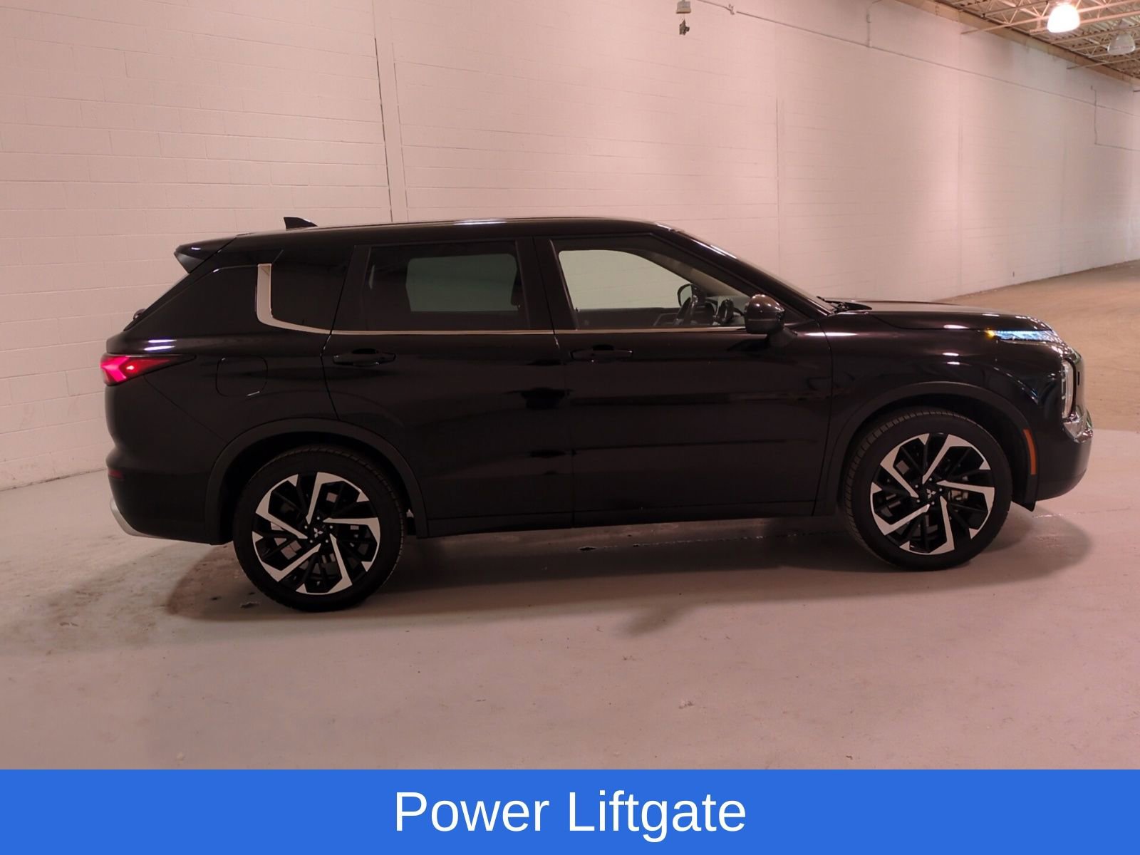 Used 2023 Mitsubishi Outlander SE AWD/4WD image 5