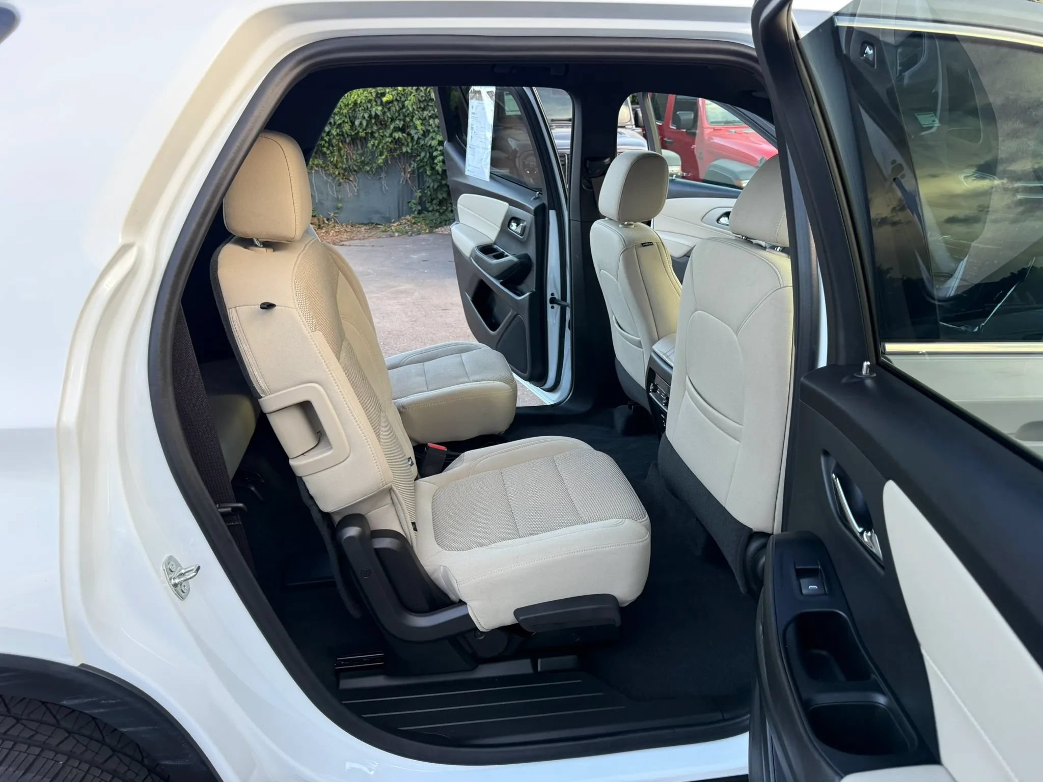 Used 2023 Chevrolet Traverse LT w/ LPO, Cargo Package AWD/4WD image 18