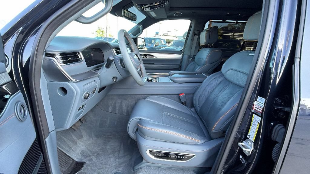 Used 2023 Jeep Grand Wagoneer L Series II w/ Premium Group II AWD/4WD image 14