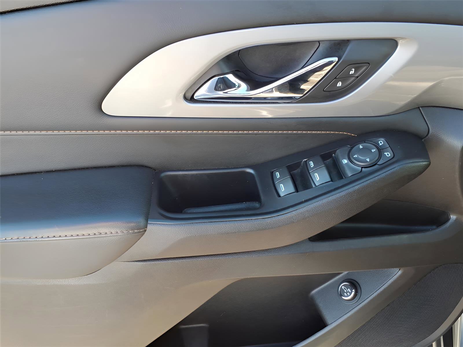 Used 2021 Chevrolet Traverse LT image 16