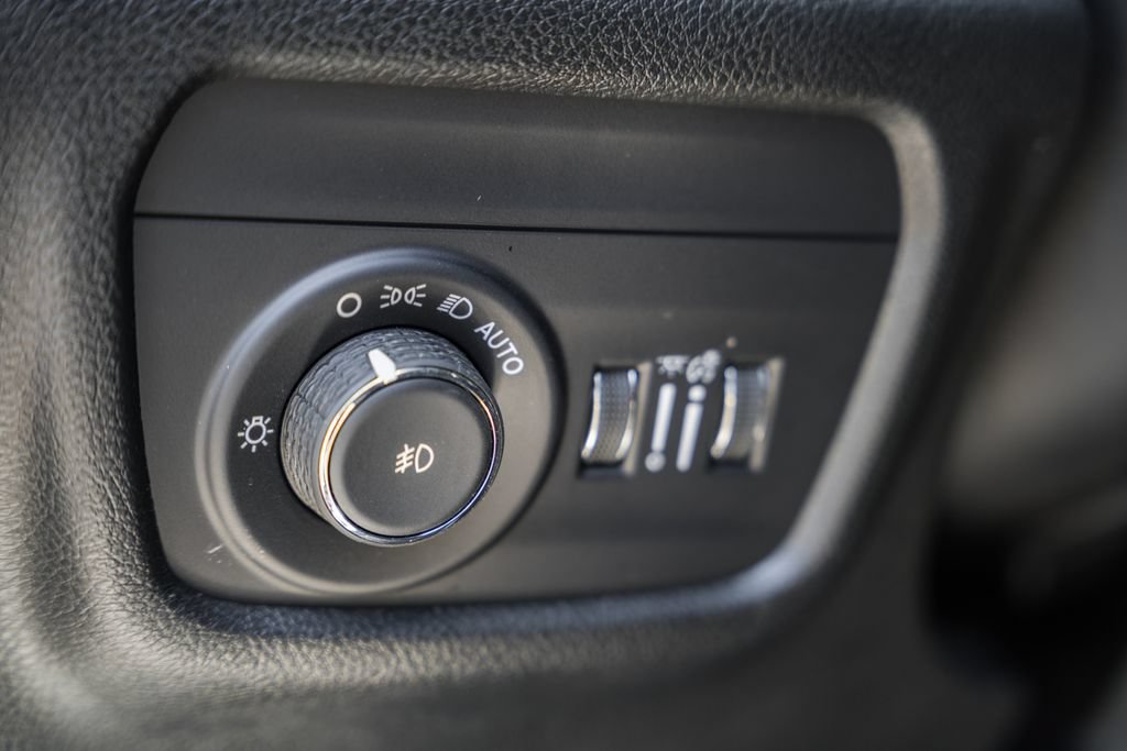 Used 2023 Jeep Grand Cherokee Limited AWD/4WD image 43