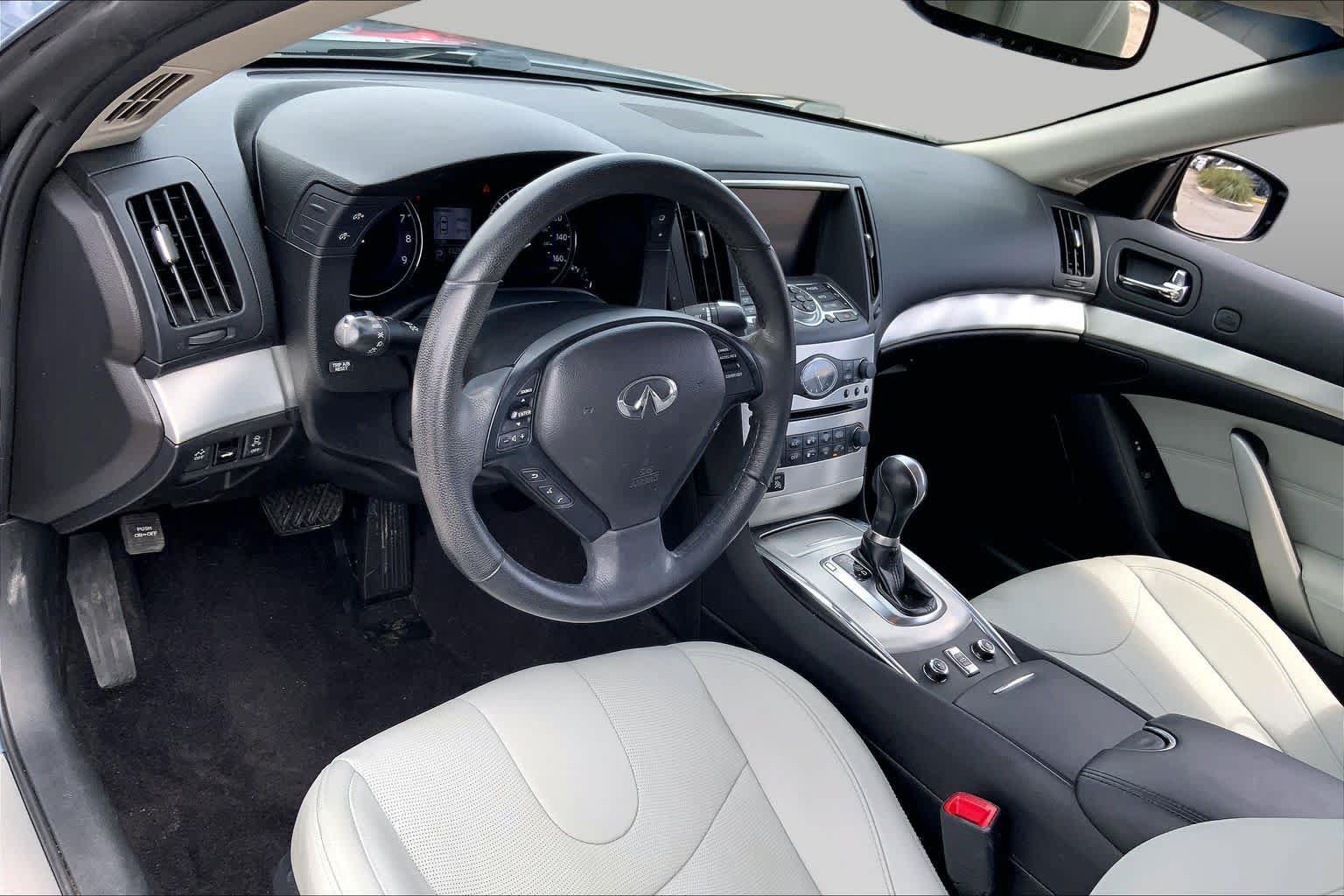 Used 2015 INFINITI Q60 Convertible w/ Premium Package RWD image 16