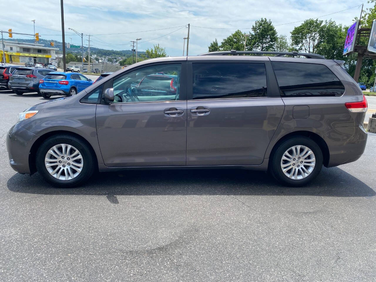 Used 2013 Toyota Sienna XLE FWD image 6