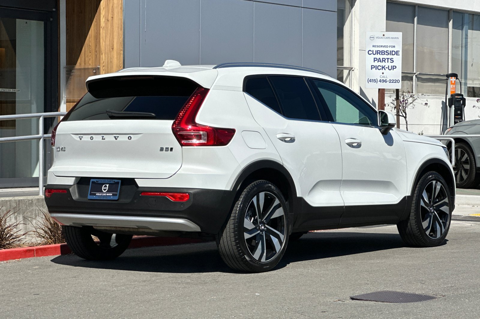 Certified 2025 Volvo XC40 B5 Ultra AWD/4WD image 2