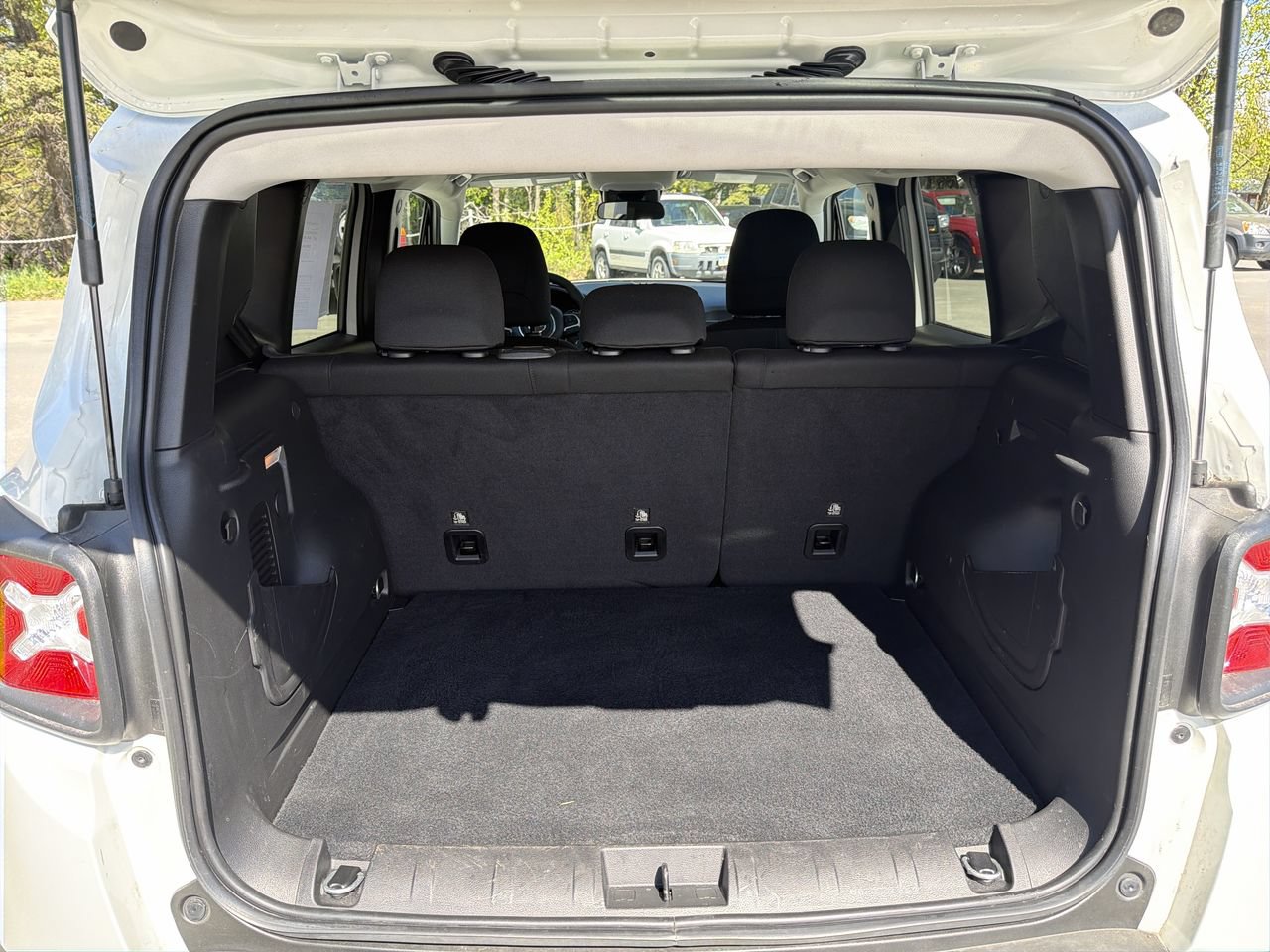 Used 2023 Jeep Renegade Latitude AWD/4WD image 22