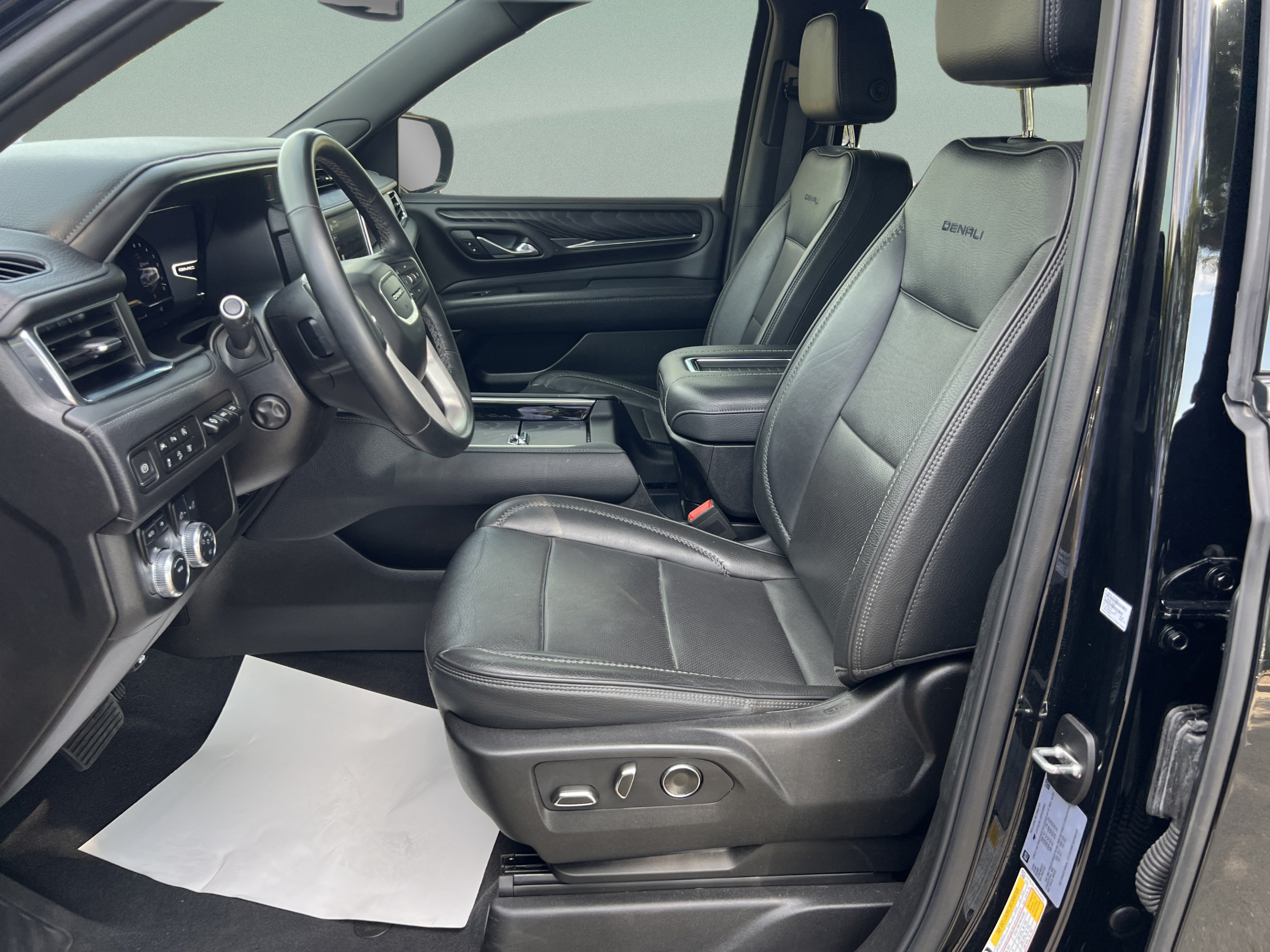 Used 2024 GMC Yukon XL Denali AWD/4WD image 14