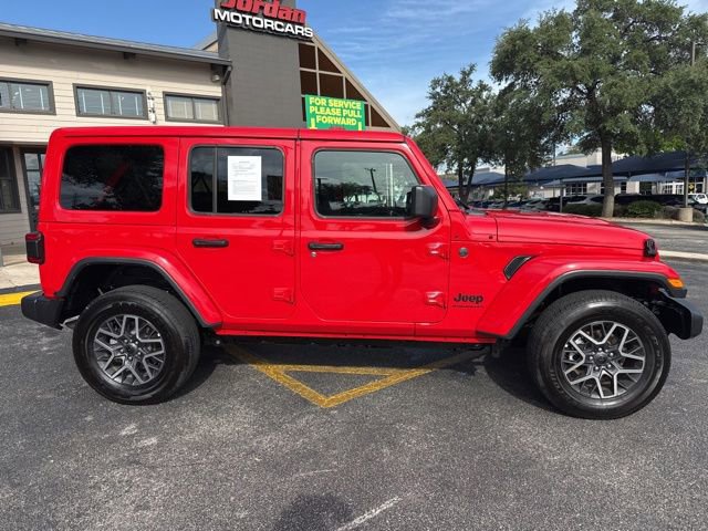 Used 2025 Jeep Wrangler Unlimited Sahara AWD/4WD image 2