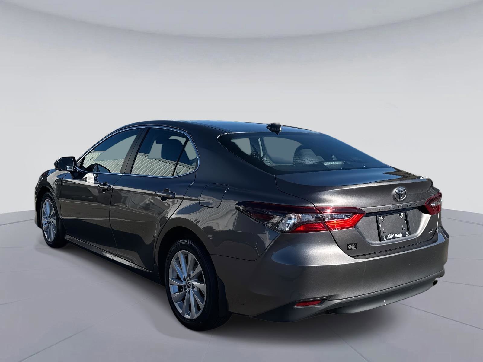 Used 2021 Toyota Camry LE image 6