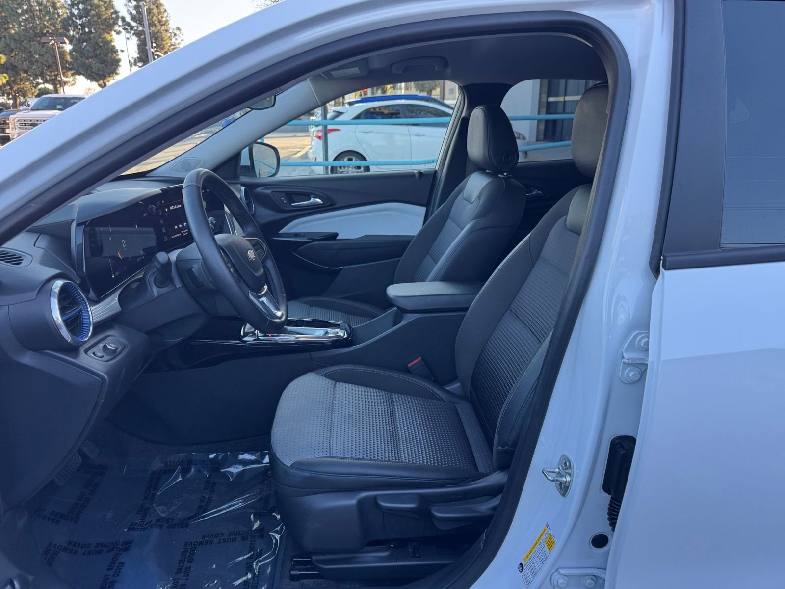 Used 2025 Chevrolet Trax LT w/ LT Convenience Package image 27