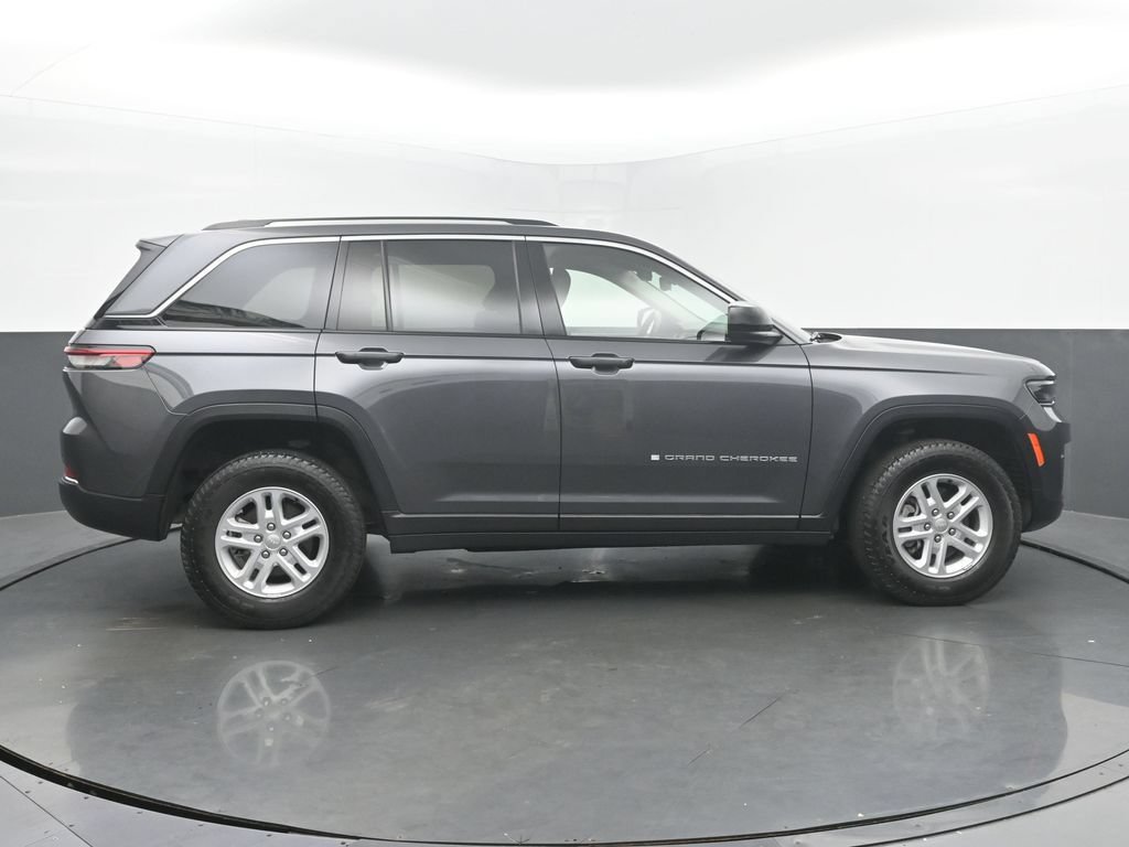 Used 2022 Jeep Grand Cherokee Laredo w/ Luxury Tech Group I AWD/4WD image 6