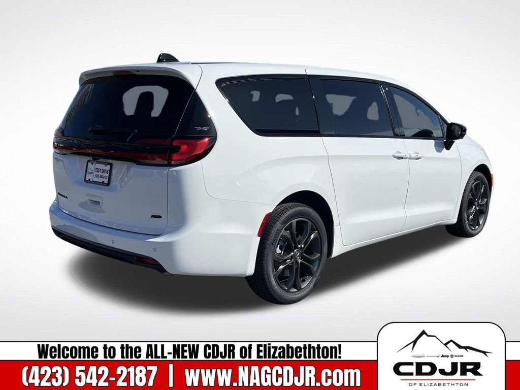 New 2026 Chrysler Pacifica Select image 3