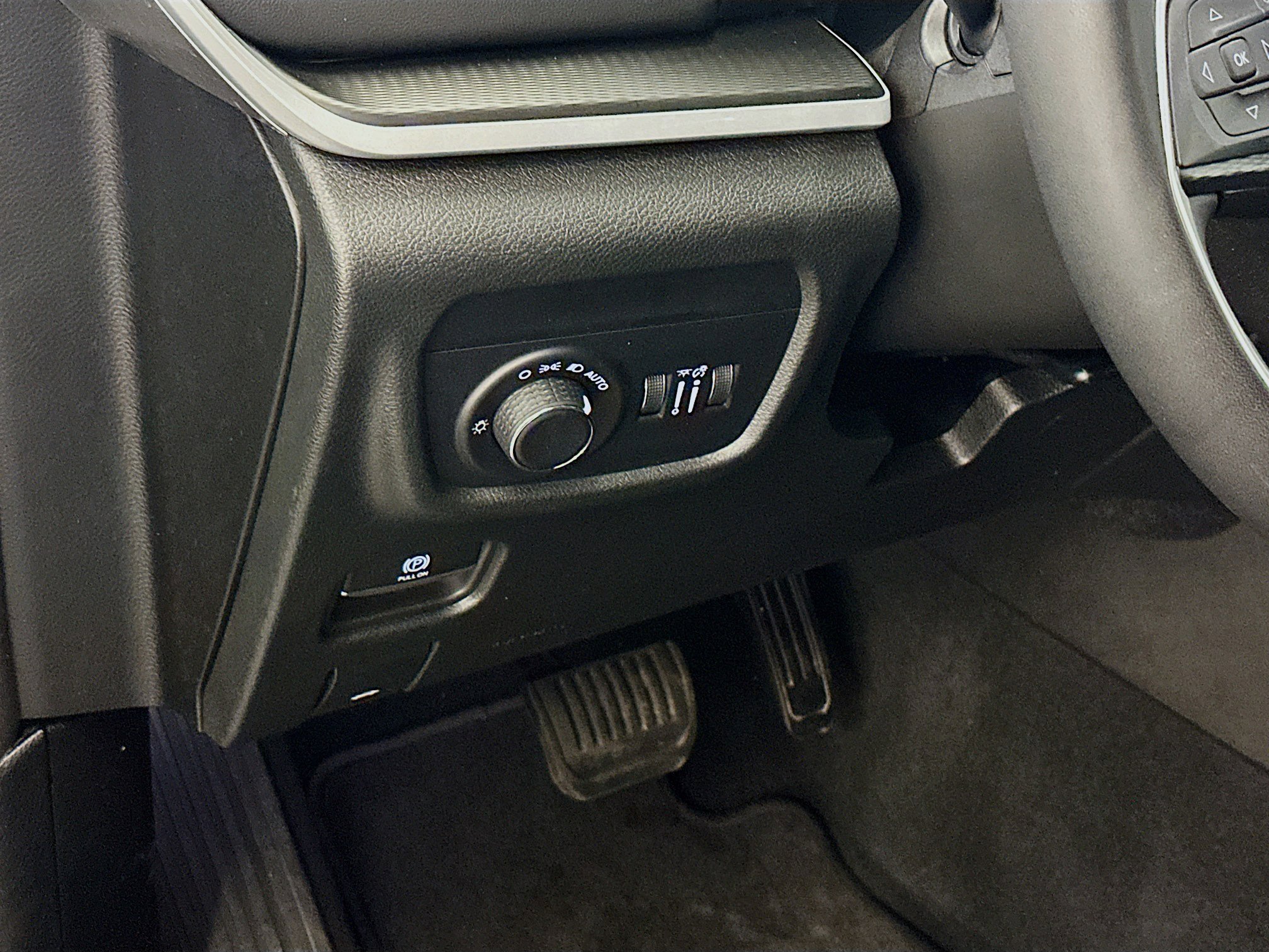 Used 2025 Jeep Grand Cherokee Altitude image 17