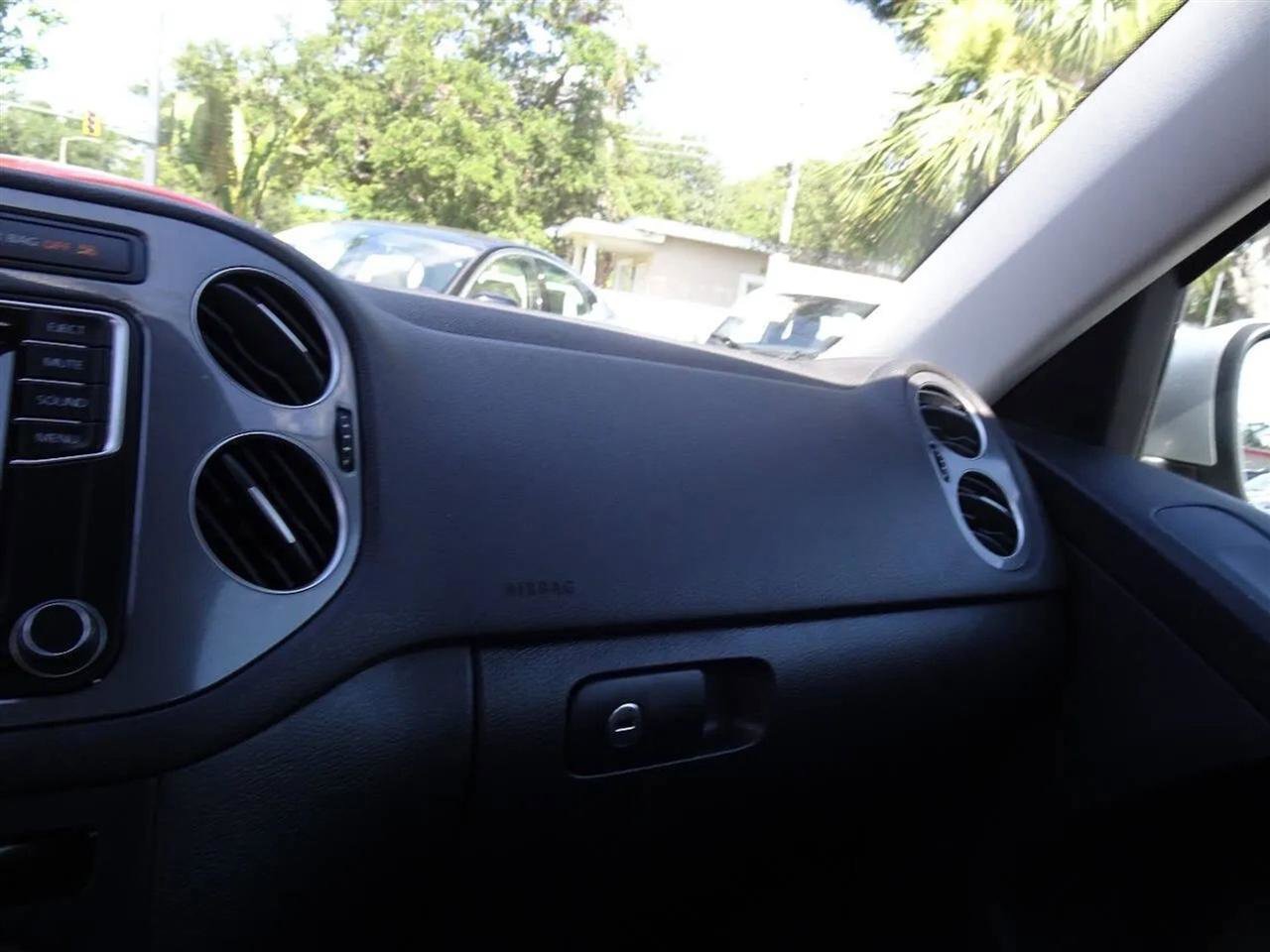 Used 2017 Volkswagen Tiguan S image 34